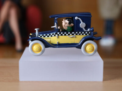 Gaston dans son taxi