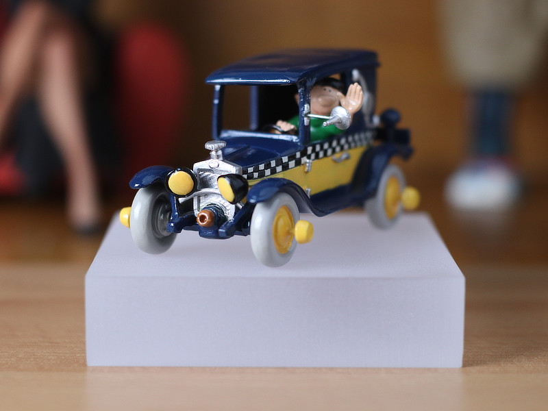 Gaston dans son taxi