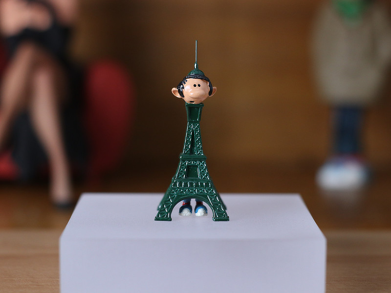 Gaston déguisé en tour Eiffel