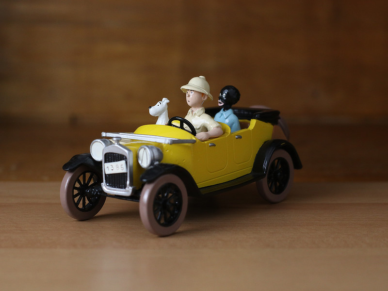 Tintin, Milou et Coco dans la voiture