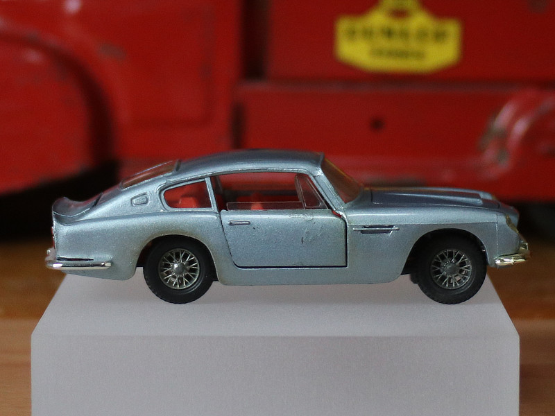 Aston Martin DB6
